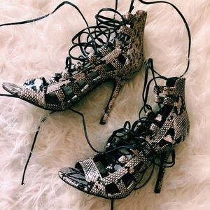 Lace up snake print heels 🔥